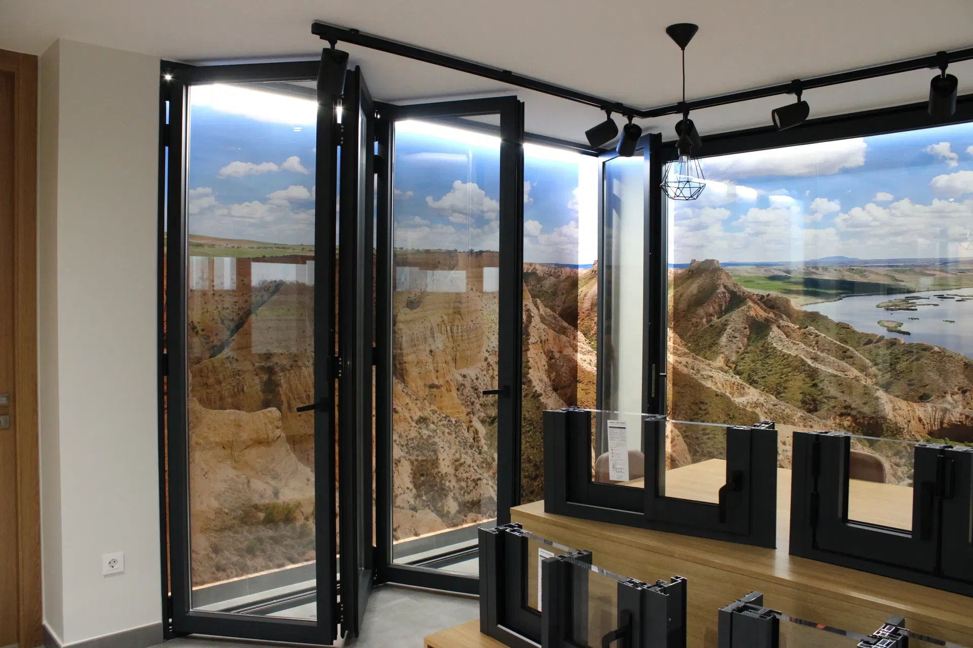 Ventana plegable expuesta en el showroom Ribatech