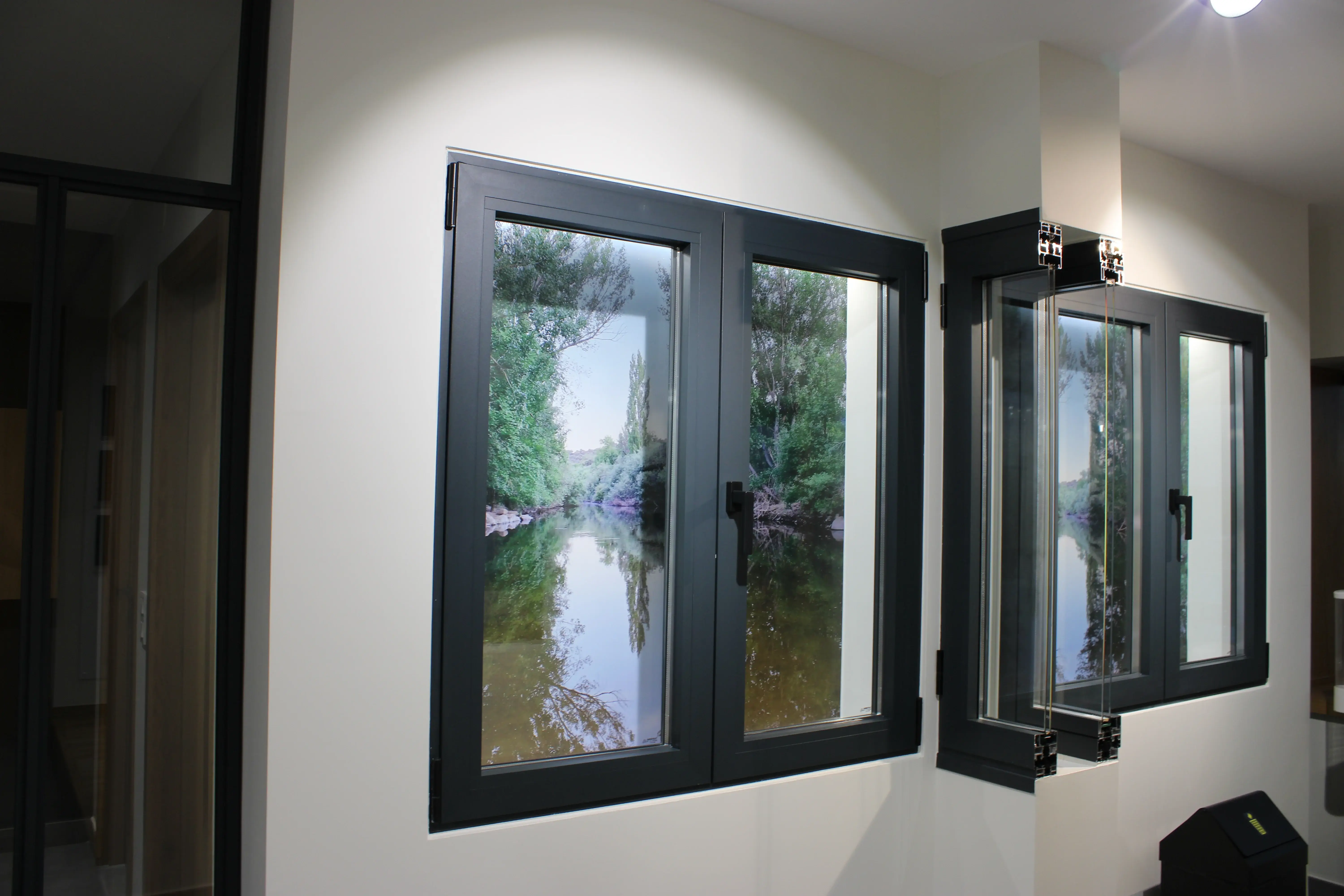 Ventana abatible expuesta en el showroom Ribatech