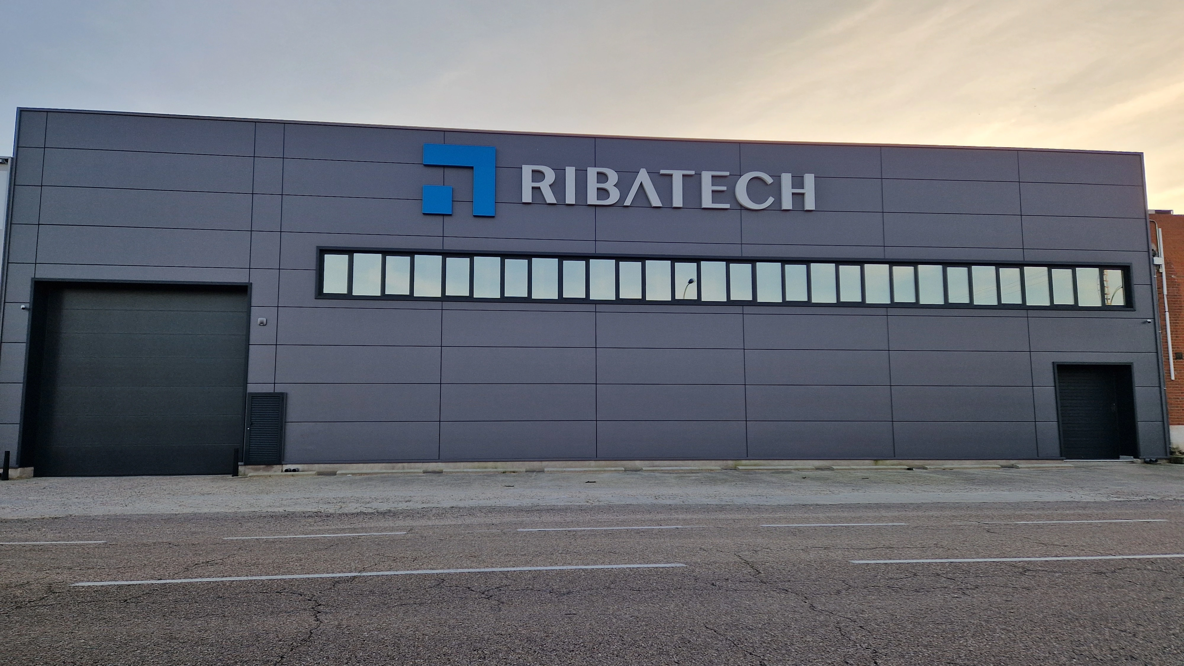 Fachada de Ribatech en Torrijos